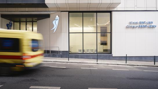 Asstraat ziekenwagen - Kliniek Sint-Jan