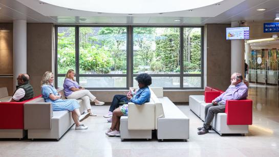 salle d attente des differentes cliniques specialisees a la clinique saint-jean bruxelles